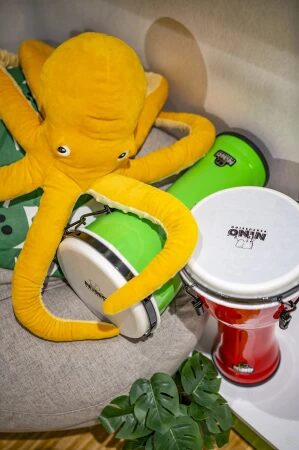 Djembe NINO czerwone 8 cali przeznaczone dla dzieci do edukacji muzycznej i rytmiki