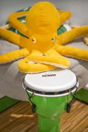 Djembe NINO 8 cali zielony, trwały bęben perkusyjny dla dzieci do nauki rytmu