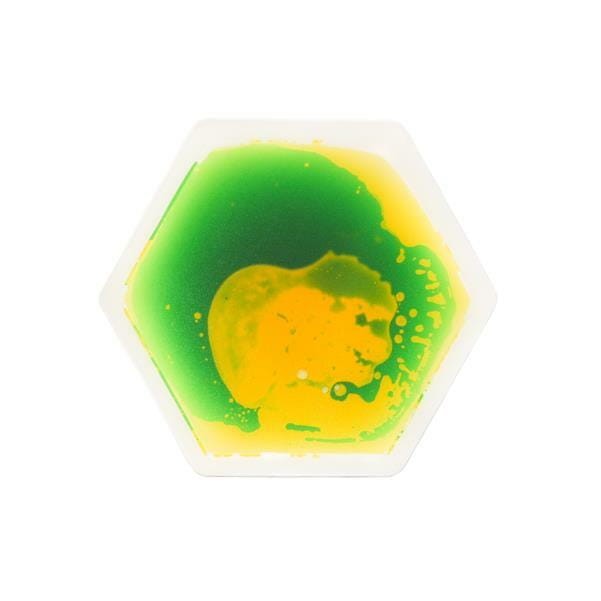 Zbliżenie na antypoślizgową podstawę płytki Hexagon, pokazujące bezpieczne mocowanie panelu do podłoża podczas zabawy
