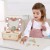 Widok na drewnianą toaletkę TOOKY TOY z otwartą szufladą do przechowywania akcesoriów