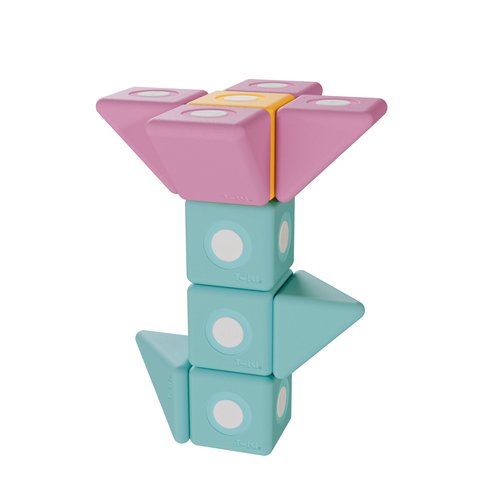Klocki piankowe TUKI Builder ustawione w szeregu, prezentacja różnicy kształtów i sposobów łączenia za pomocą magnesów