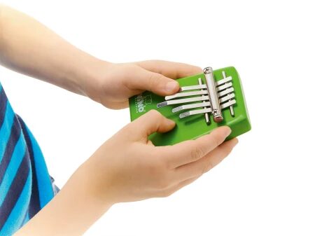 Instrument kalimba 5-tonowa wykonany z drewna sosnowego w zielonym kolorze, ujęcie z góry