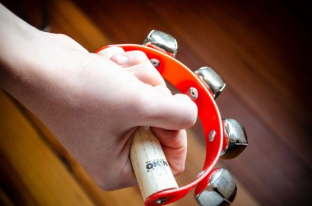 Instrument muzyczny NINO962 z widocznymi metalowymi dzwonkami sań