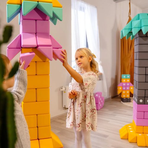 Klocki magnetyczne TUKI — rozmaite kształty przedstawione obok siebie, inspiracja do zabaw konstrukcyjnych wariant 6