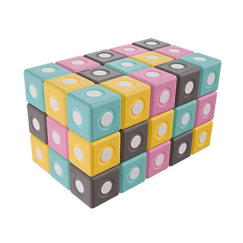 Kolorowa konstrukcja z dużych klocków magnetycznych TUKI SMART, ujęcie pokazujące skalę elementów 10×10×10 cm