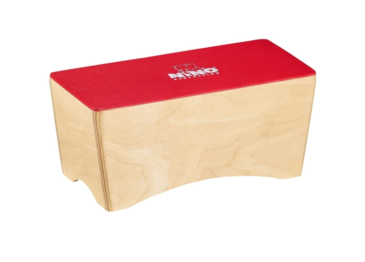 Czerwone bongo cajon wykonane z drewna brzozy bałtyckiej o wymiarach 30,5 x 14 x 12,4 cm, widok z przodu