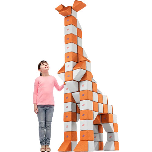 Elementy JollyHeap Joy pokazane z różnych kątów w celu zaprezentowania dwóch kształtów i ich kompatybilności