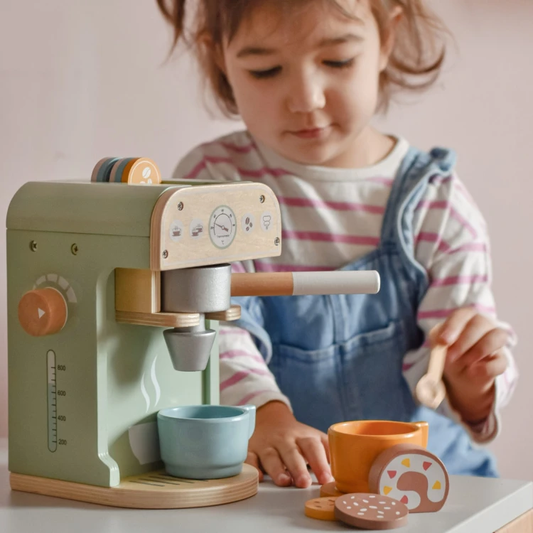 Zestaw zabawkowy barista Woopie Green z drewnianym ekspresem i akcesoriami