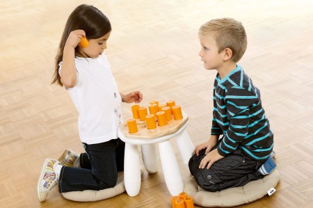 Zbliżenie na pomarańczowy plastikowy shaker z gry Shake'n'Play z certyfikatem bezpieczeństwa LGA