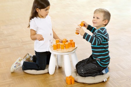 Drewniana podstawa z naturalnego drzewa kauczukowego do gry pamięciowej Shake'n'Play dla dzieci