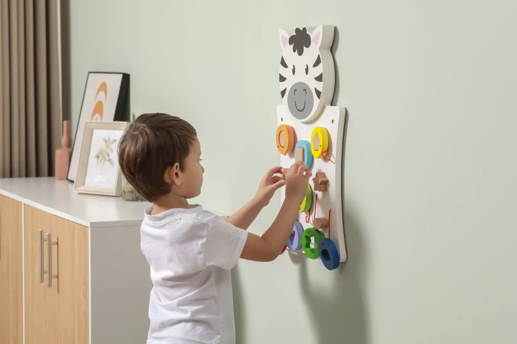 Tablica manipulacyjna Zebra VIGA jako pomoc Montessori do rozwijania zdolności manualnych