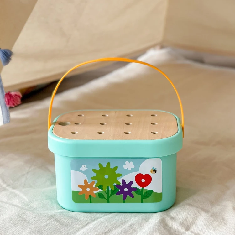 Zestaw Montessori Motoryczny BOX 12w1 WOOPIE GREEN — plansza z rozłożonymi drewnianymi częściami do układania
