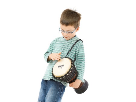 Czarny bęben djembe 7 cali z litego mahoniu z ręcznie rzeźbionym korpusem i skórą kozią, idealny dla dzieci