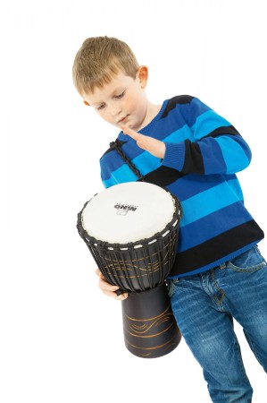 Widok bębna djembe 8 cali z mahoniu z ręcznie rzeźbionym czarnym wzorem, idealny dla najmłodszych muzyków
