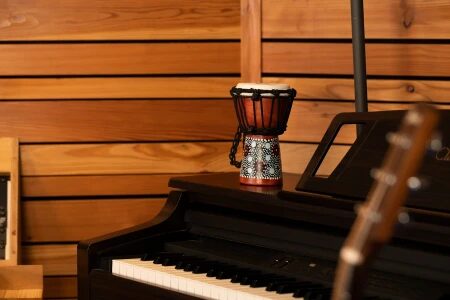 Bęben djembe od strony skóry koziej naciągniętej nylonową linką o grubości 3mm