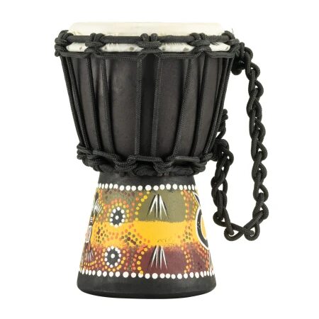 Zbliżenie na ręcznie malowany korpus mini bębna djembe w stylu afrykańskim z motywem gekona