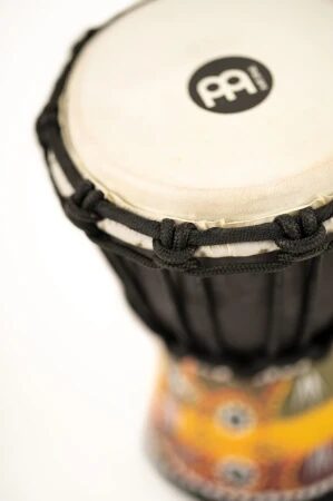 Widok góry mini bębna djembe z naciągniętą kozią skórą i mocną linką nylonową