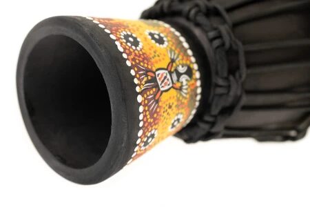 Mini bęben djembe jako ręcznie wykonany instrument muzyczny z mahoniu i skóry kozła