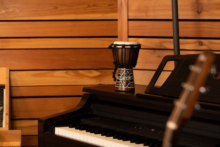 Mini bęben djembe o średnicy 4 1/2 cala z naciągniętą kozią skórą i mocną linką nylonową