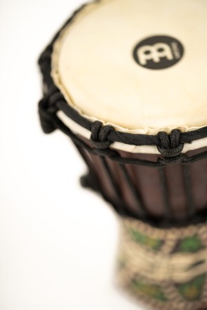 Detal koziej skóry naciągniętej na mini bęben djembe z mocną linką nylonową