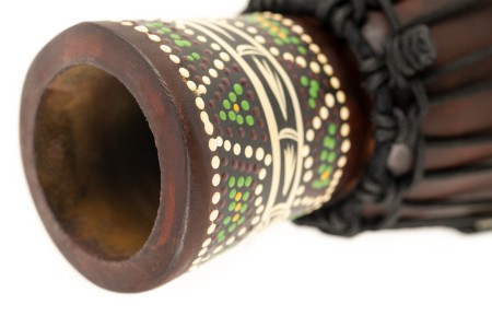 Cały mini bęben djembe z mahoniu z widocznym ręcznie malowanym wzorem ciemnego węża