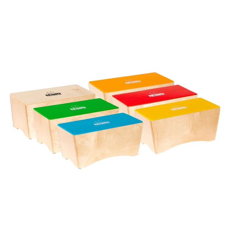 Zestaw sześciu bongo cajon w jasnych kolorach na tle drewnianym, wykonanych z brzozy bałtyckiej o wymiarach 30,5 x 14 x 12,4 cm