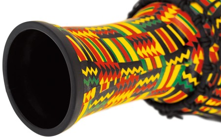 Lekki bęben djembe o kompaktowych wymiarach 7 cali średnicy i 31 cm wysokości, idealny na plener