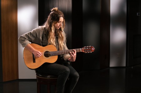 Widok na gryf i podstrunnicę z orzecha w gitarze Ortega Student Series 3/4