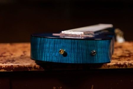 Tylna część korpusu Guitarlele Ortega wykonana z podpalanego mahoniu w połyskliwym wykończeniu