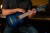 Mostek i podstrunnica Guitarlele Ortega z drewna orzecha na tle jasnego drewna mahoniu