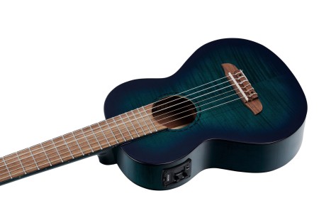 Guitarlele Ortega z elektroniką z boku ukazująca profil instrumentu i detale drewna
