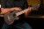 Cały instrument guitarlele Ortega w naturalnym wykończeniu satynowym, widok z boku