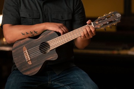 Cały instrument guitarlele Ortega w naturalnym wykończeniu satynowym, widok z boku