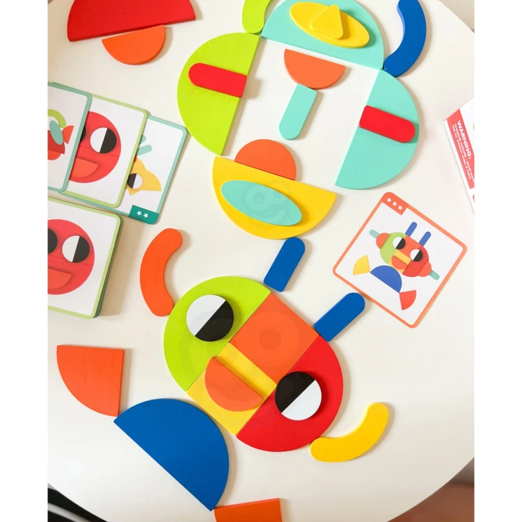 Drewniane klocki układanki WOOPIE GREEN na jasnym tle, wyraźne kontury elementów i żywe kolory