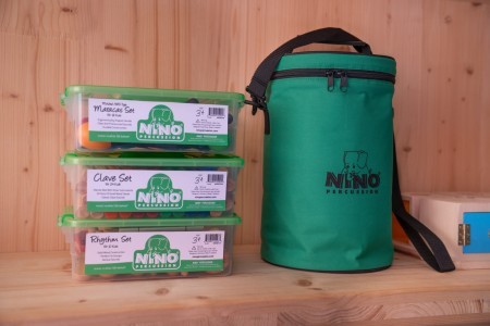 Zbliżenie na naturalne drewniane klawesy z zestawu NINO Claves Box Set 24 pary