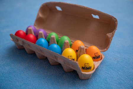 Jajka-shakery w kolorach zielonym, fioletowym, błękit nieba, pomarańczowym, żółtym i czerwonym w plastikowym opakowaniu