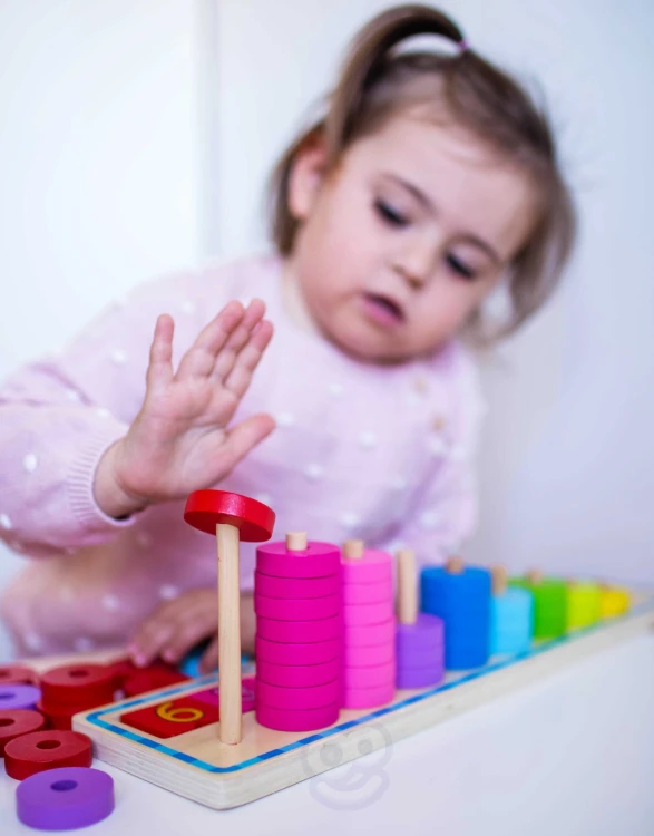Ujęcie skupiające się na liczbach nadrukowanych na elementach WOOPIE GREEN — edukacyjna część zestawu do nauki liczenia