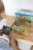 Dziecko bawiące się magnetyczną układanką TOOKY TOY — uchwycony moment dopasowywania zwierzątek