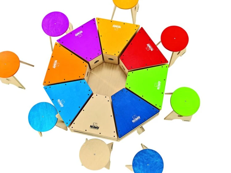 Zestaw cajonów NINO DeLuxe Class Room ułożony na drewnianej podstawie, pokazujący możliwość wyjmowania i sztaplowania instrumentów