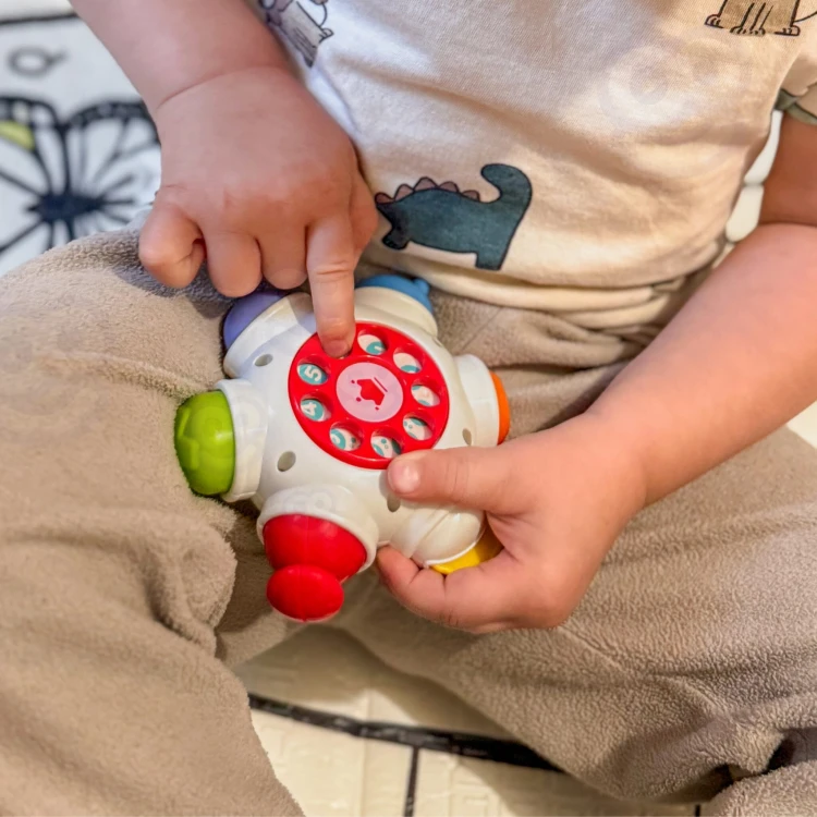Zbliżenie na sensoryczne panele WOOPIE BABY — faktury, guziki i ruchome części w detalu