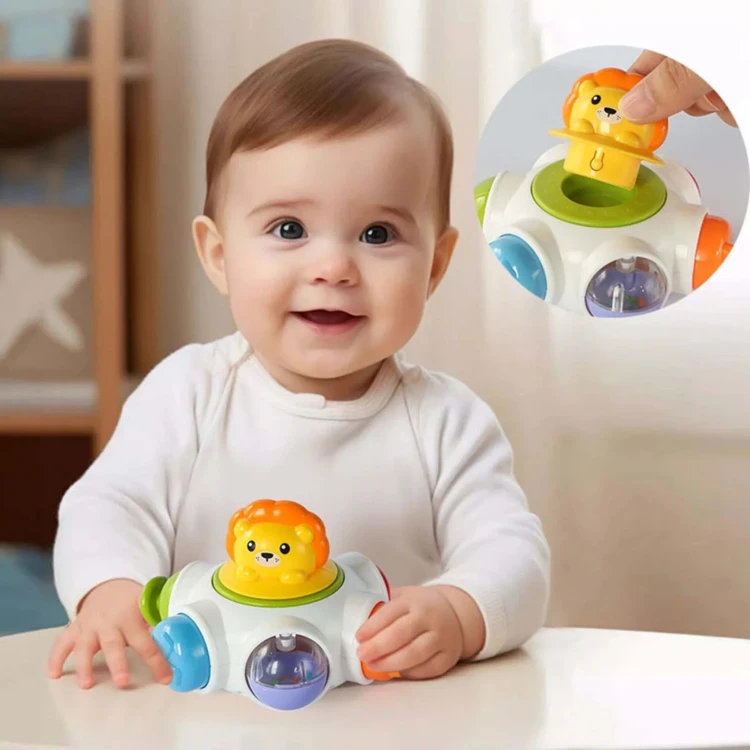 Maluch bawi się kostką WOOPIE BABY Kosmiczna Rakieta — zabawa wspierająca zręczność i ciekawość