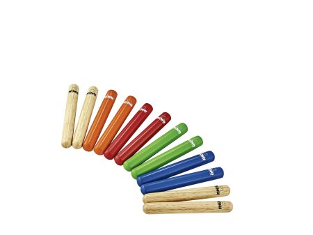 Zbliżenie na drewniane paleczki klawesy wielobarwne, długość 15 cm, część zestawu perkusyjnego