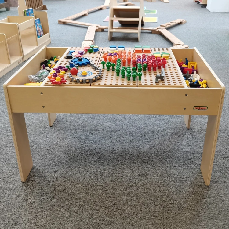 Stolik edukacyjny MASTERKIDZ z kolorowymi elementami STEM na panelu — widok z boku i pokaz detali