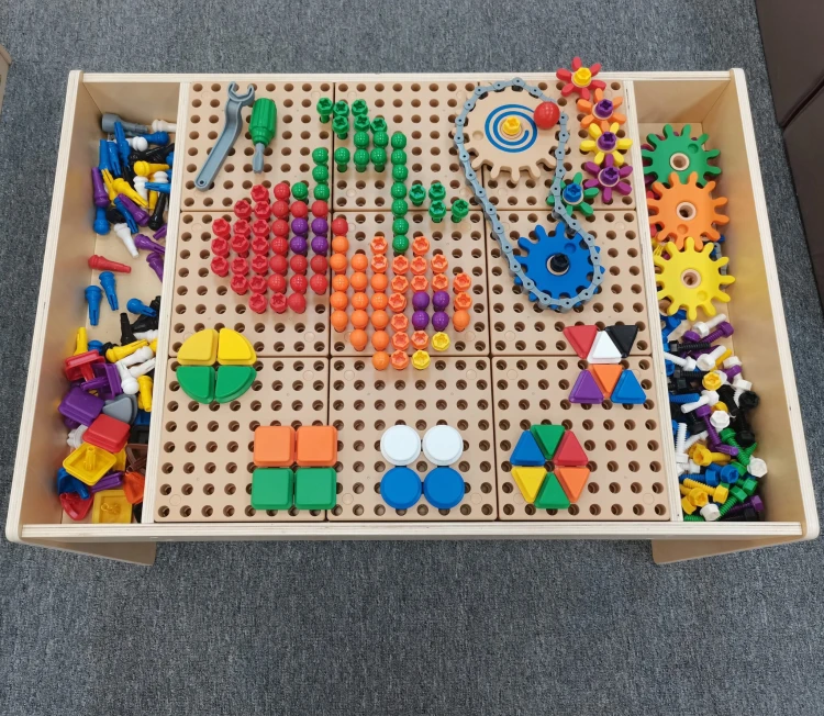 Drewniany stół ustawiony w sali przedszkolnej — panel 63x63 cm stolika MASTERKIDZ w użyciu przez dzieci