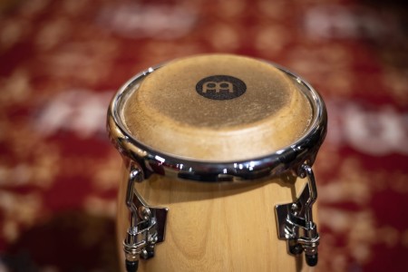 Detal membrany ze skóry bawołu na mini congas o wymiarach 4 1/2" x 11" z chromowanym osprzętem