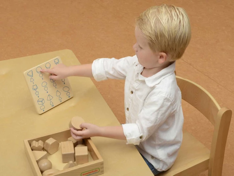 Zestaw 12 elementów — drewniane klocki MASTERKIDZ do nauki rozpoznawania figur poprzez dotyk