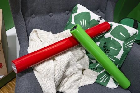 Zielony kij deszczowy NINO leżący na stole w sali muzycznej, gotowy do użycia