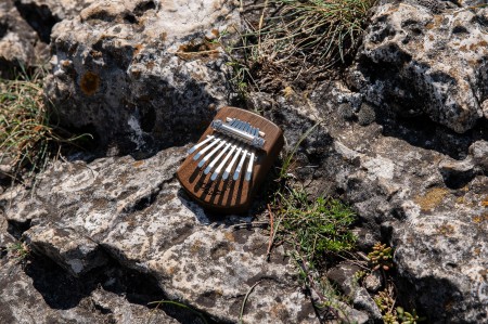 Kalimba Meinl Sonic Energy 8 nut z widocznym strojem i naturalnym drewnianym wykończeniem