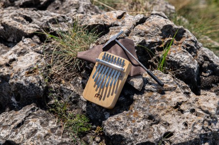 Kalimba KL801S z bliska, pokazująca detale drewna i metalowych języczków