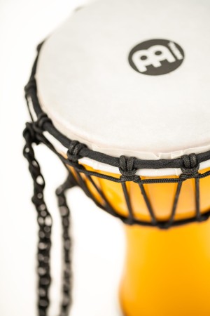 Zbliżenie na korpus syntetycznego djembe bębna w kolorze żółtym o wymiarach 17,5 cm na 31 cm